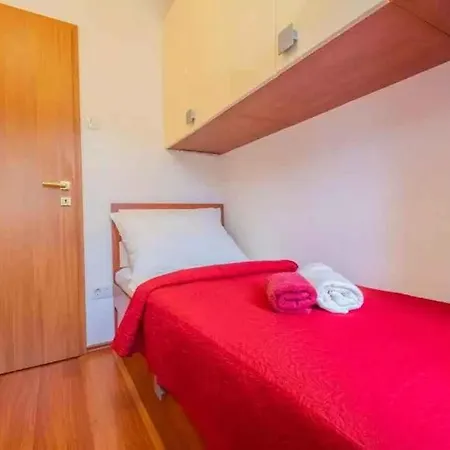 In 51785 Apartment Novi Vinodolski