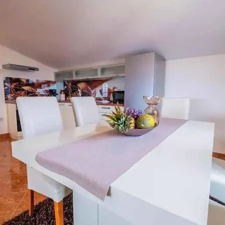 In 51785 Apartment Novi Vinodolski